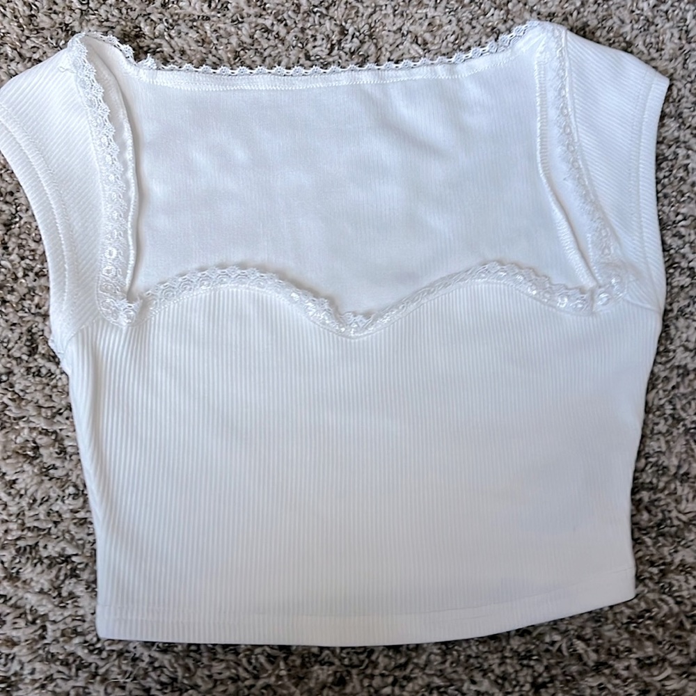 Sweetheart neck lace trim crop tee